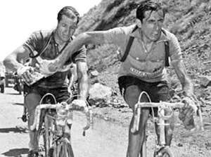 Coppi e Bartali passaggio borraccia